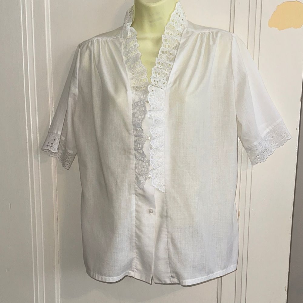 Vintage late 60s/early 70s White Lace Trim Short‎ Sleeve Shirt